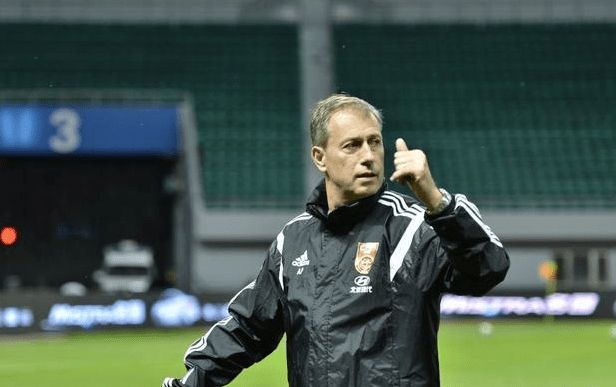 奇异果官网-里昂在比赛中脱颖而出，晋级关键赛事四强(里昂集锦)