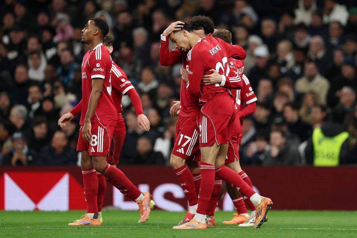 奇异果体育-曼联遭维拉反击逆转，欧冠资格陷入危机(曼联遭维拉反击逆转,欧冠资格陷入危机了吗)