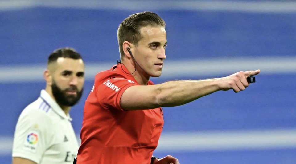 VAR争议再起，西甲裁判风波不断(弗里克讽刺VAR裁判再判巴萨越位新)